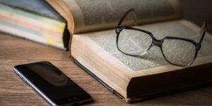keuntungan menulis buku ajar