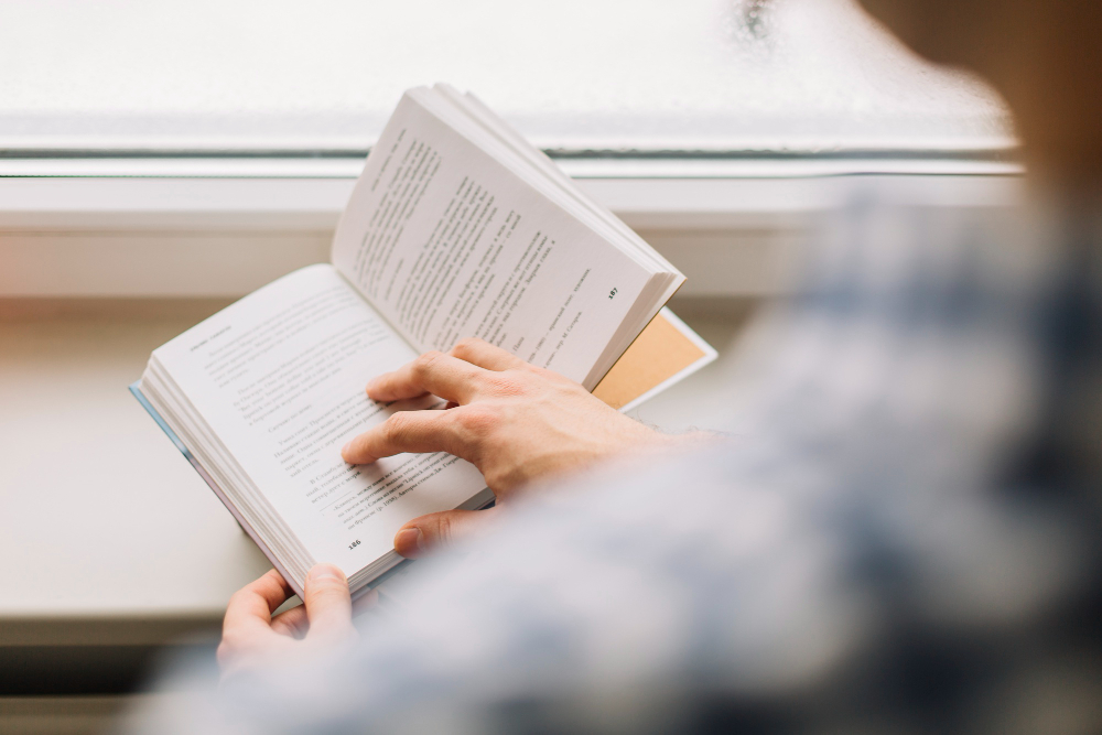 Struktur Intrinsik dan Ekstrinsik Novel