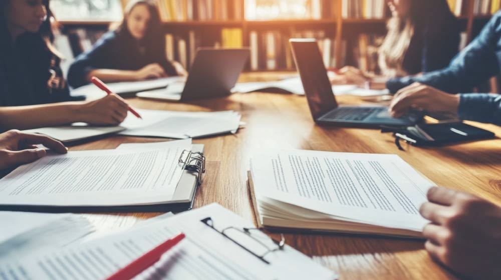 hubungan editor akuisisi dan editor pengembangan